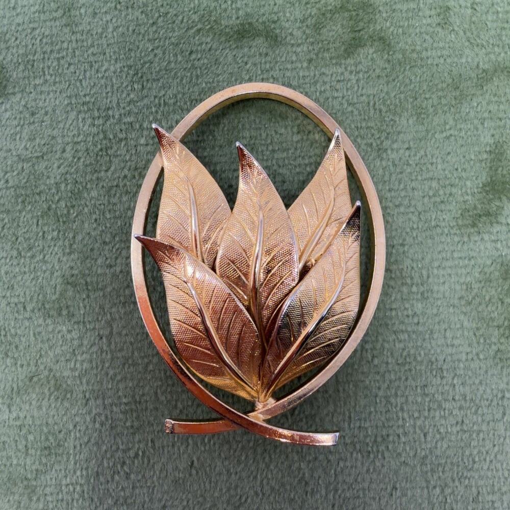 Vintage Gold Tone Leaf Spray Brooch Pin Open Oval Frame 1.75in Unbranded